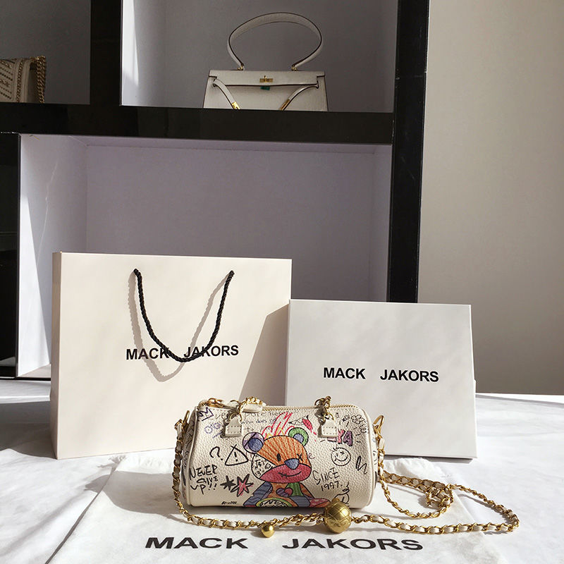 Bolsa Lady Square